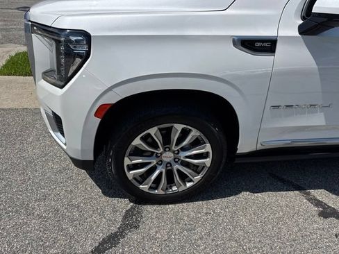 Used 2021 GMC Yukon XL Denali w/ Denali Premium Package AWD/4WD image 3