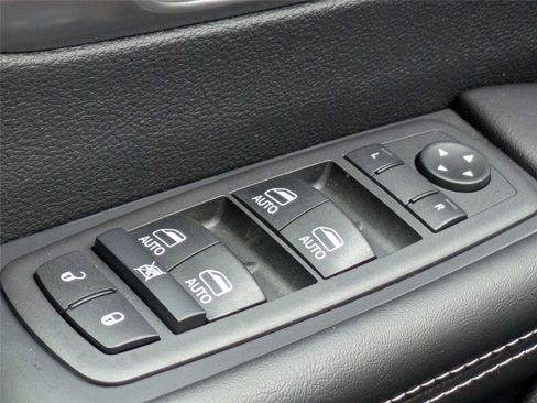 New 2026 Chrysler Pacifica Select FWD image 25