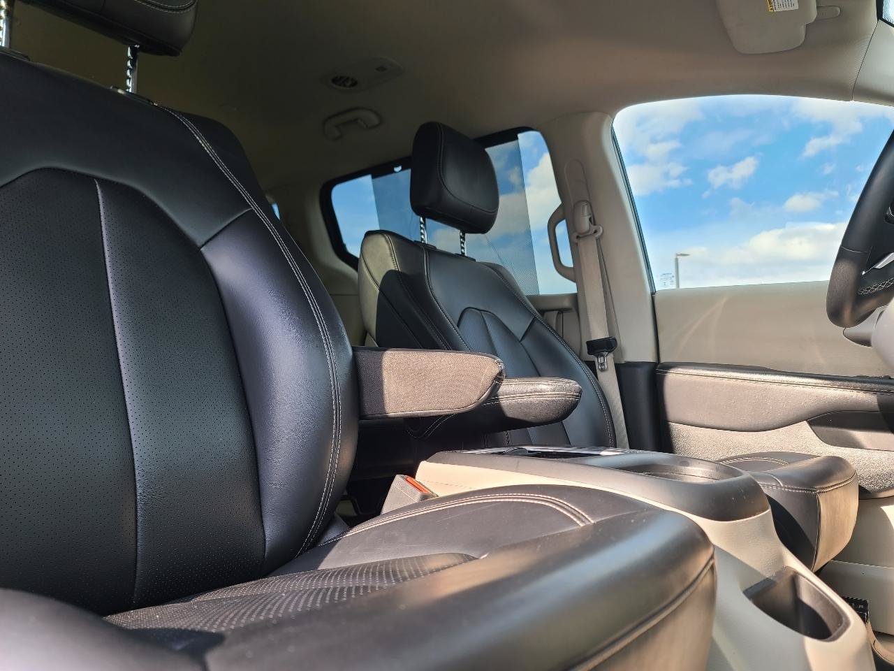 Used 2023 Chrysler Pacifica Touring-L FWD image 28