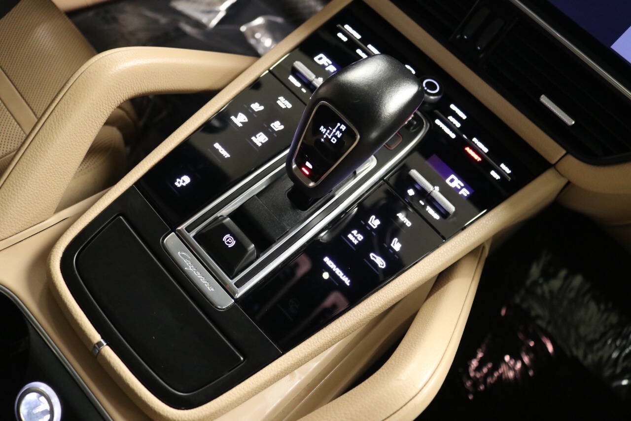 Used 2020 Porsche Cayenne Turbo AWD/4WD image 27