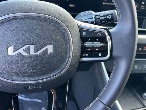 Certified 2025 Kia Carnival SX image 23