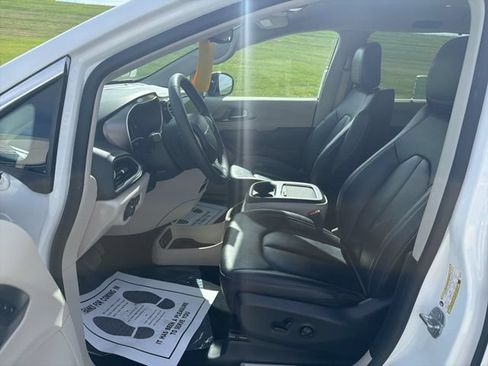 Used 2024 Chrysler Pacifica Touring-L FWD image 9