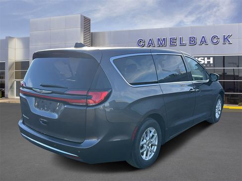 Used 2023 Chrysler Pacifica Touring-L image 3