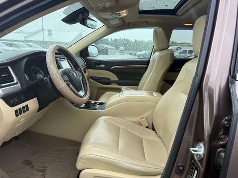 Used 2017 Toyota Highlander Limited AWD/4WD image 10