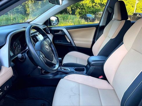 Used 2017 Toyota RAV4 XLE AWD/4WD image 4