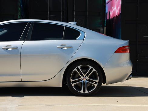 Used 2017 Jaguar XE Premium RWD image 28