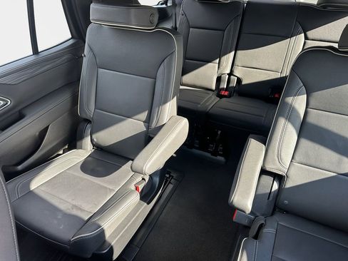 Used 2024 GMC Yukon SLT w/ SLT Premium Package image 9