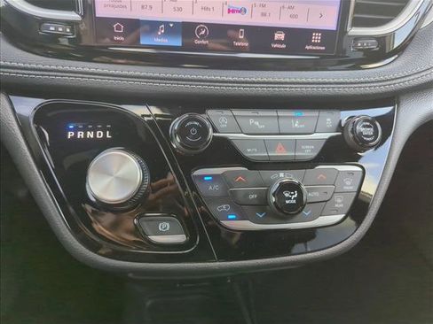 Used 2024 Chrysler Pacifica Touring-L w/ S Appearance Package image 9