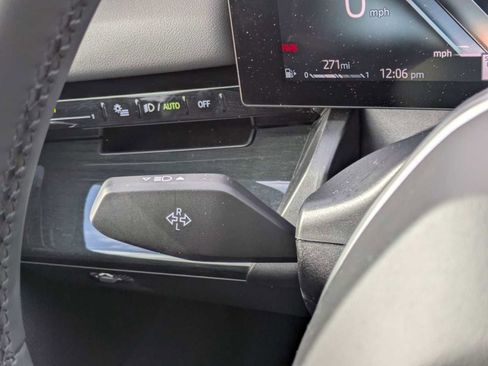 Used 2025 BMW 530i xDrive w/ Premium Package image 28