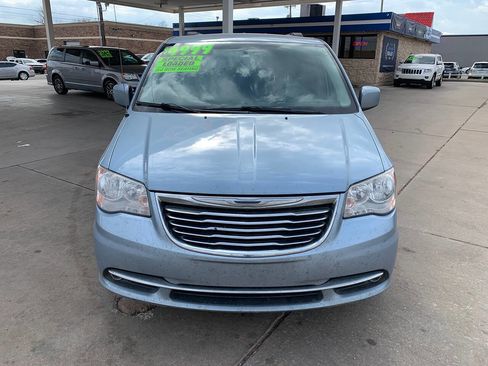 Used 2013 Chrysler Town & Country Touring image 3