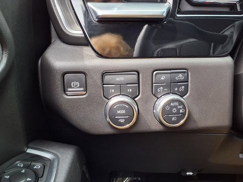 Used 2025 GMC Sierra 1500 SLT AWD/4WD image 17