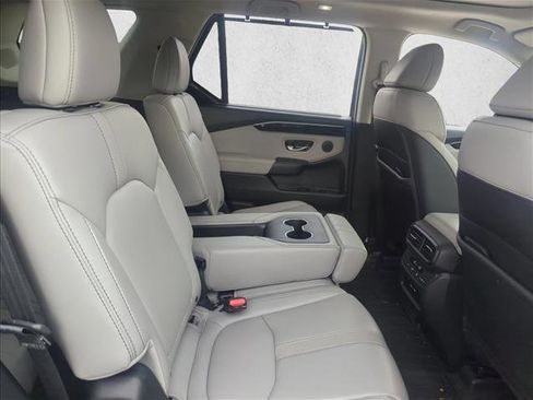 Used 2025 Honda Pilot Touring image 16