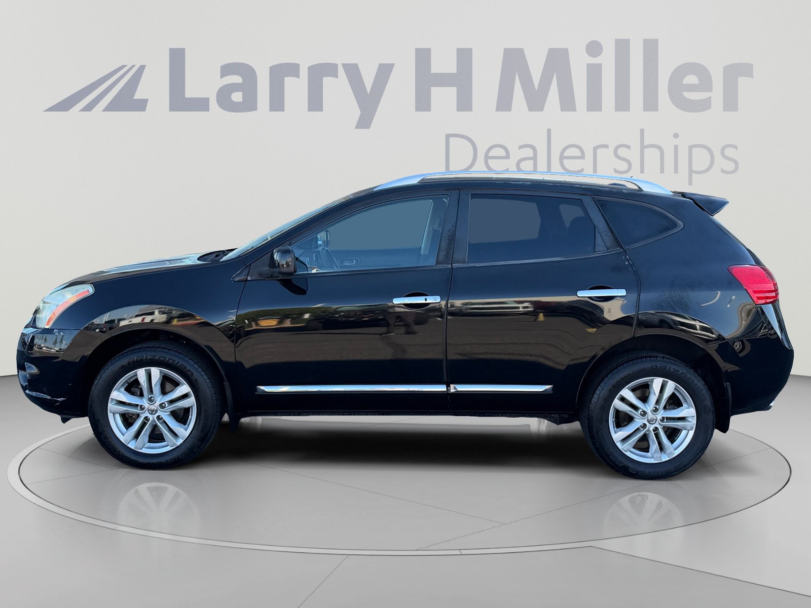 Used 2013 Nissan Rogue SV FWD image 2