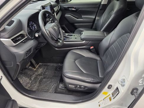 Used 2021 Toyota Highlander XLE FWD image 9