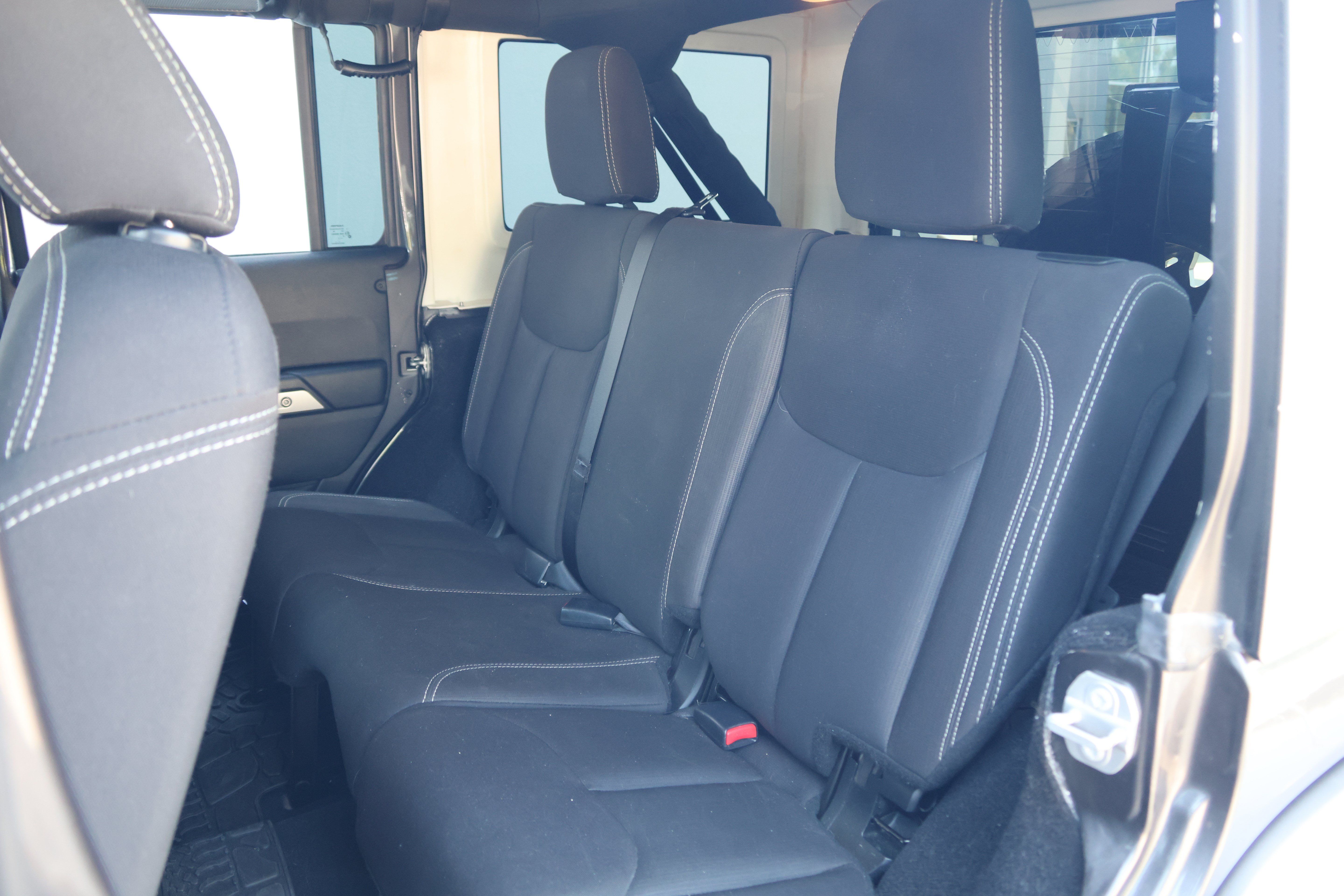 Used 2017 Jeep Wrangler Unlimited Sahara w/ Connectivity Group AWD/4WD image 32