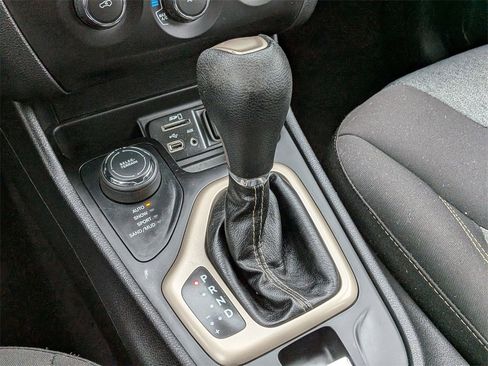 Used 2017 Jeep Cherokee Sport image 15