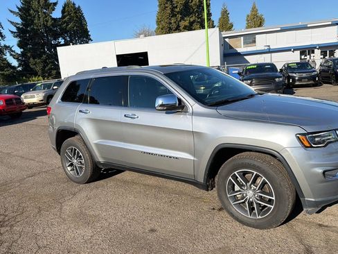 Used 2017 Jeep Grand Cherokee Limited w/ Luxury Group II image 2