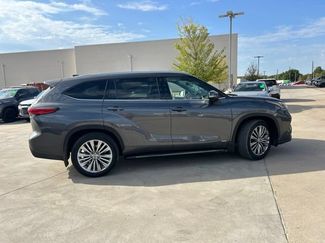 Used 2023 Toyota Highlander Platinum AWD/4WD video 2