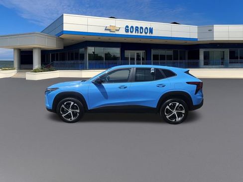 Used 2024 Chevrolet Trax RS w/ Driver Confidence Package FWD image 2