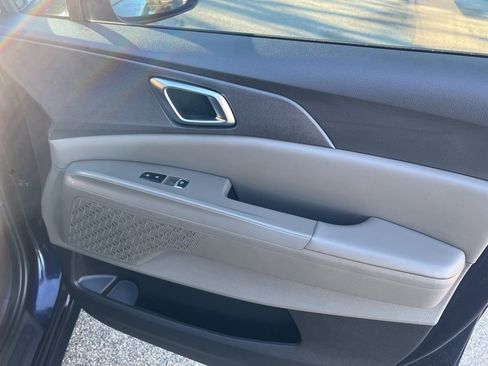 Certified 2025 Kia Carnival EX image 20