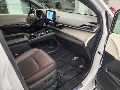 Used 2024 Toyota Sienna Platinum FWD image 37