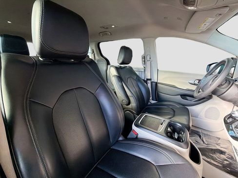 Used 2023 Chrysler Pacifica Touring-L FWD image 30