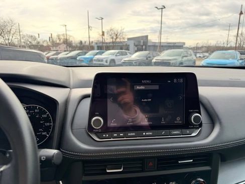 Used 2024 Nissan Rogue SV image 18