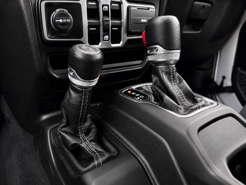 Used 2024 Jeep Wrangler Unlimited w/ Convenience Group AWD/4WD image 33