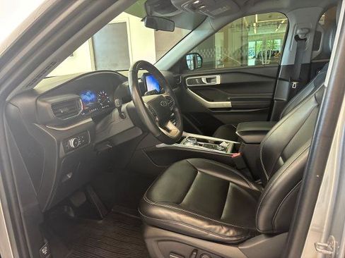 Certified 2022 Ford Explorer XLT w/ Equipment Group 202A AWD/4WD image 11
