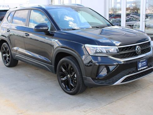 Certified 2022 Volkswagen Taos SE image 1