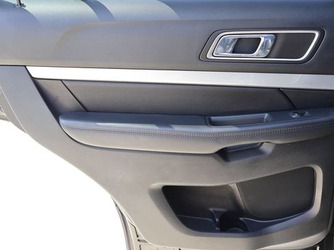 Used 2016 Ford Explorer XLT w/ Equipment Group 202A AWD/4WD image 17