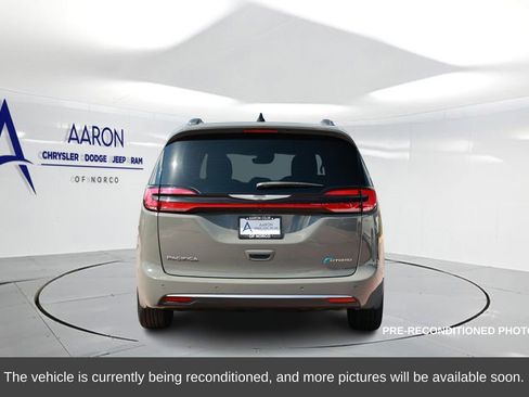 Used 2023 Chrysler Pacifica Pinnacle image 3