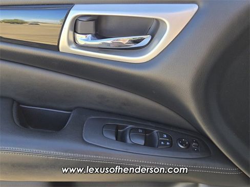 Used 2018 Nissan Pathfinder S image 21