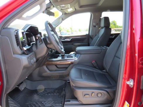 Used 2026 Chevrolet Silverado 1500 LT Trail Boss w/ Convenience Package II AWD/4WD image 18