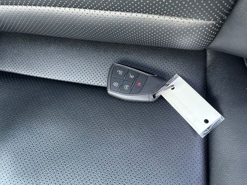 Used 2025 Chevrolet Traverse RS image 31