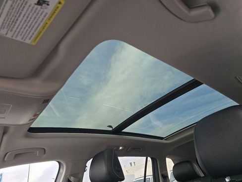 Used 2023 Volkswagen Tiguan SE image 15