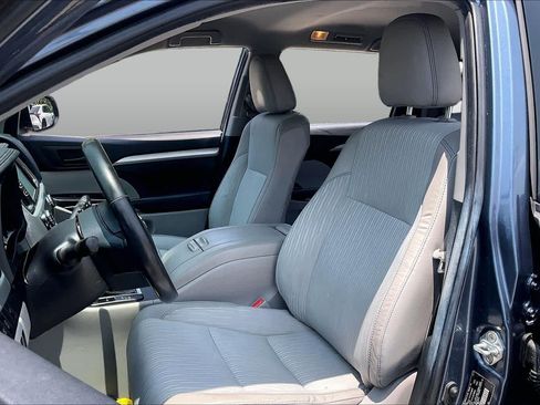 Used 2019 Toyota Highlander Plus FWD image 8