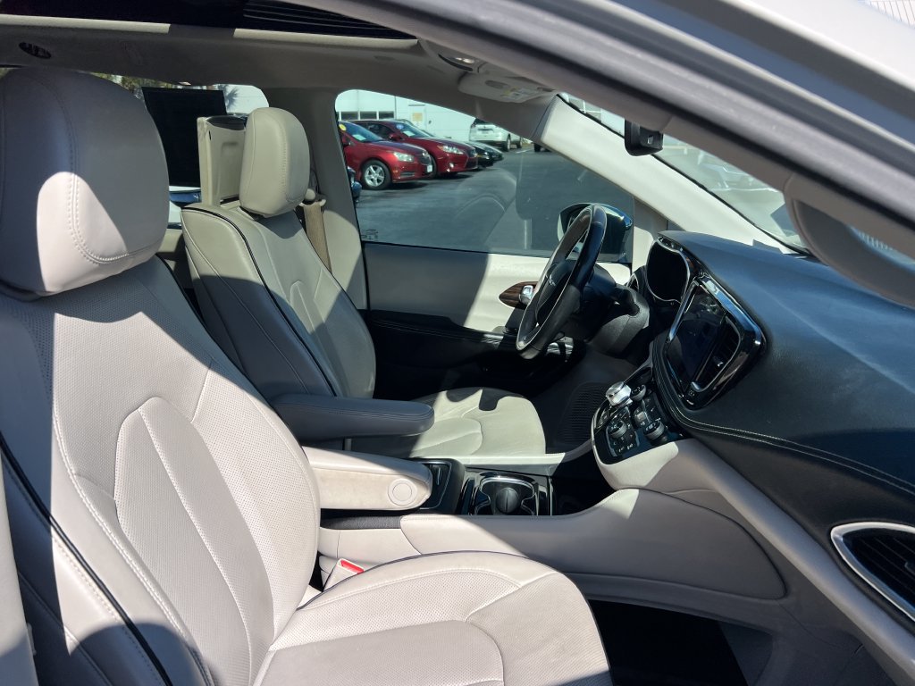 Used 2021 Chrysler Pacifica Limited w/ Uconnect Theater Family Group FWD image 31