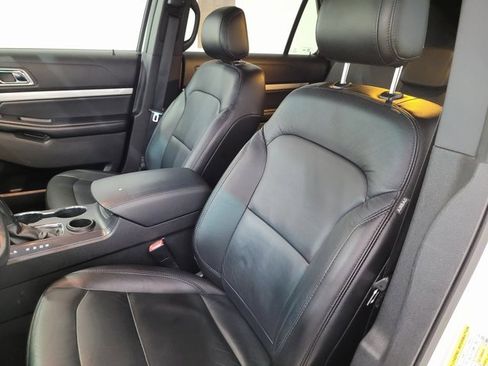Used 2017 Ford Explorer XLT w/ Equipment Group 202A image 8