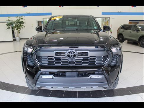 Used 2025 Toyota Tacoma TRD Off-Road w/ TRD Off Road Upgrade Package AWD/4WD image 2