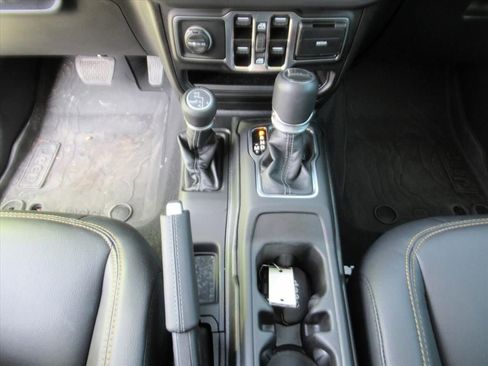 Used 2025 Jeep Gladiator Sport image 25