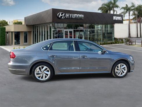 Used 2018 Volkswagen Passat 2.0T SE image 2