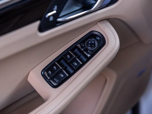 Used 2024 Porsche Macan AWD/4WD image 43