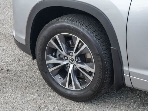 Used 2017 Toyota Highlander Plus FWD image 11