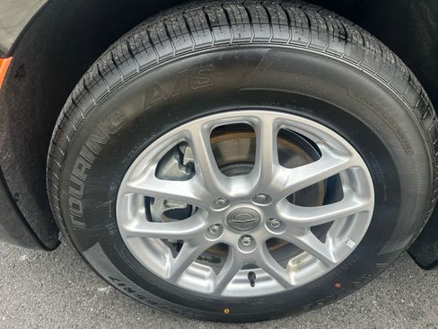 Used 2024 Chrysler Pacifica Touring-L image 11