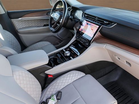 Used 2023 Jeep Grand Cherokee Summit w/ Luxury Tech Group V image 24