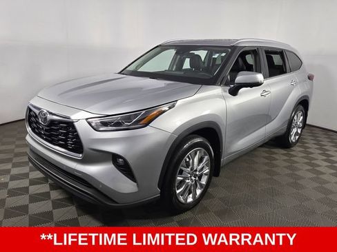 Used 2025 Toyota Highlander Limited FWD image 3