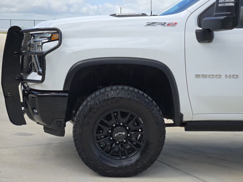 Used 2024 Chevrolet Silverado 2500 ZR2 w/ Technology Package AWD/4WD image 9