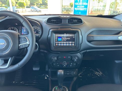Used 2018 Jeep Renegade Latitude w/ Popular Equipment Group FWD image 13