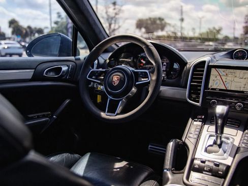 Used 2015 Porsche Cayenne Turbo AWD/4WD image 43